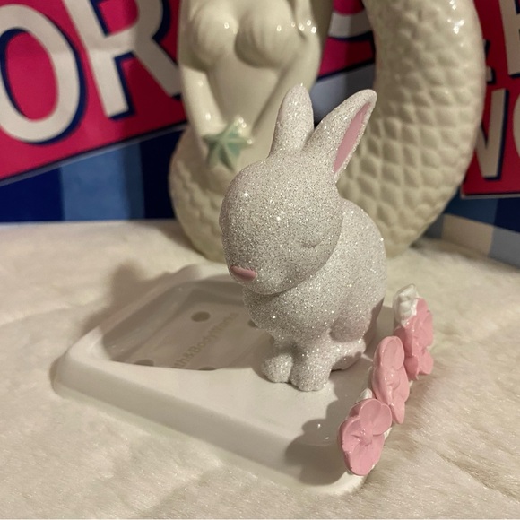 BATH AND BODY WORKS SPARKLING EASTER BUNNY WITH FLOWERS HAND SOAP HOLDER - Picture 4 of 6